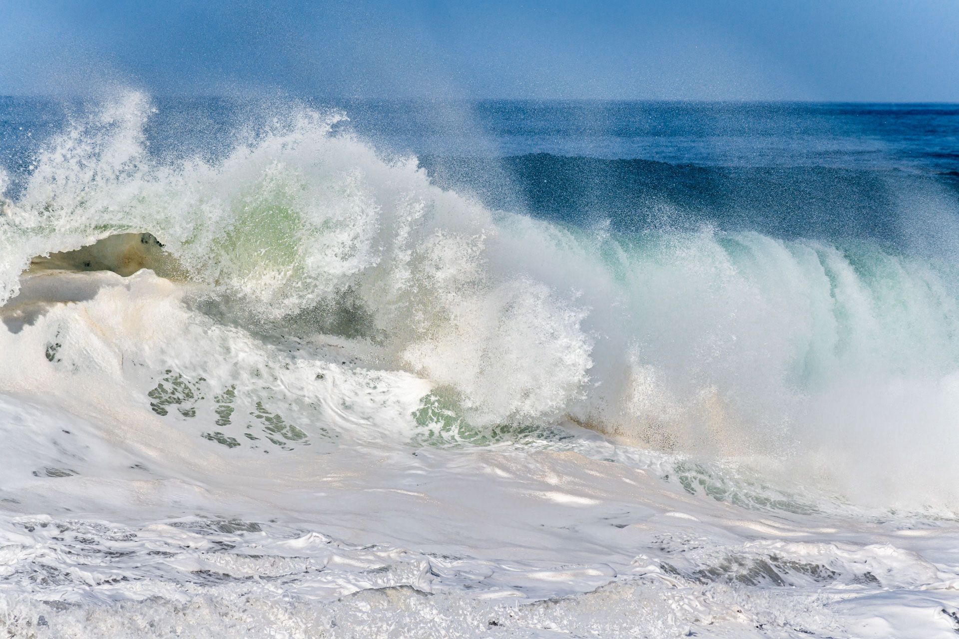 tosende Welle mit Gischt