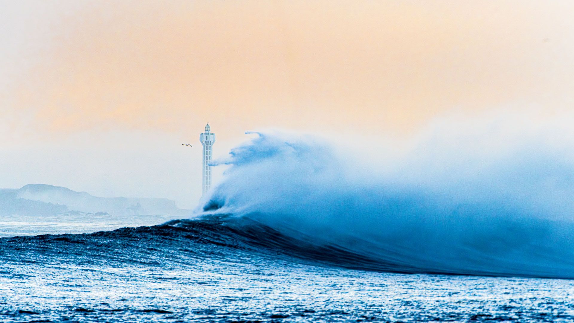 Morgens Welle am Leuchtturm