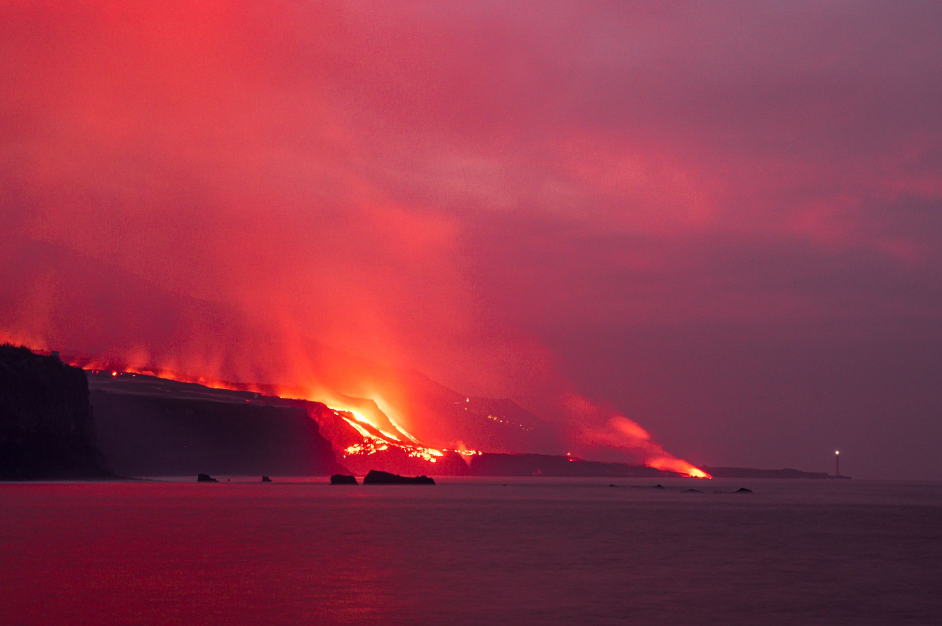Lava fließt in den Atlantik