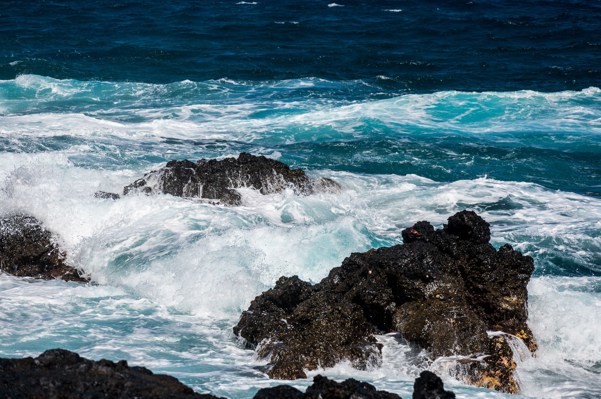Fels in türkisfarbenem Wasser