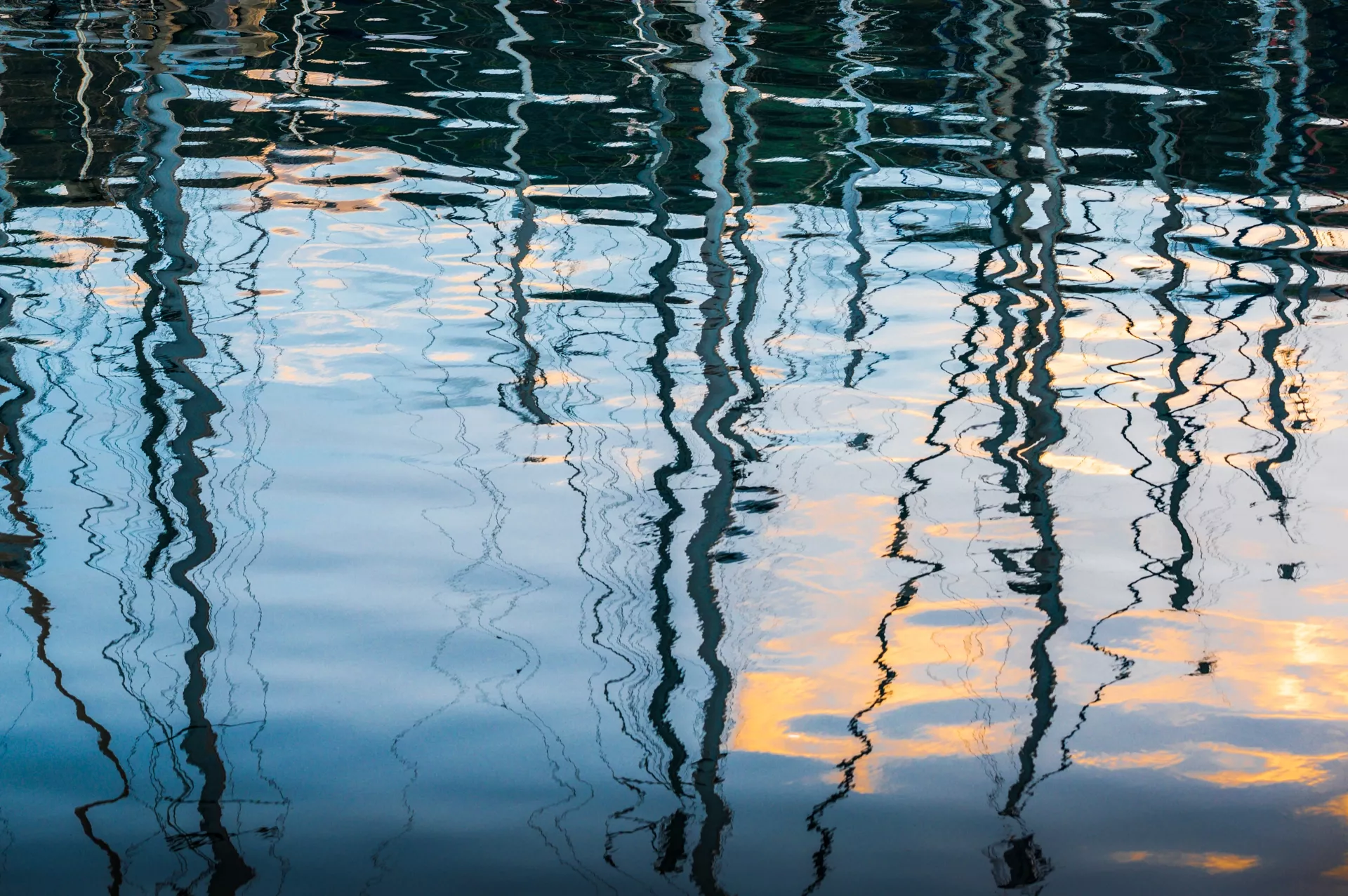 Masten spiegeln sich im Wasser