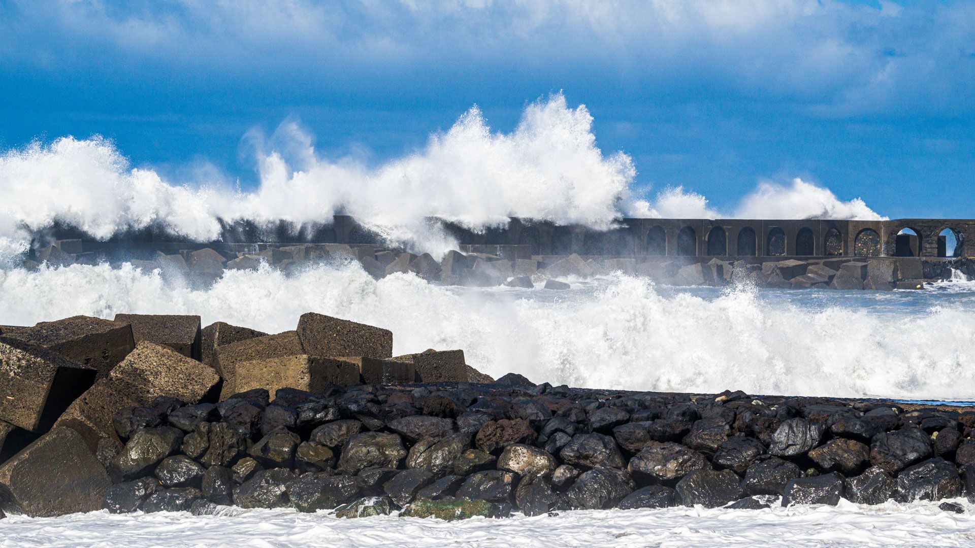 Welle über der Mauer