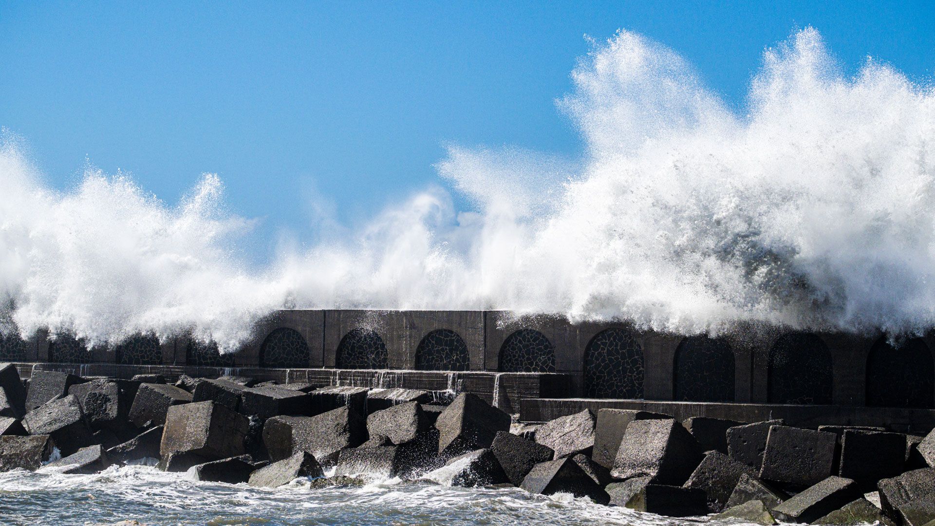 Welle über der Mauer