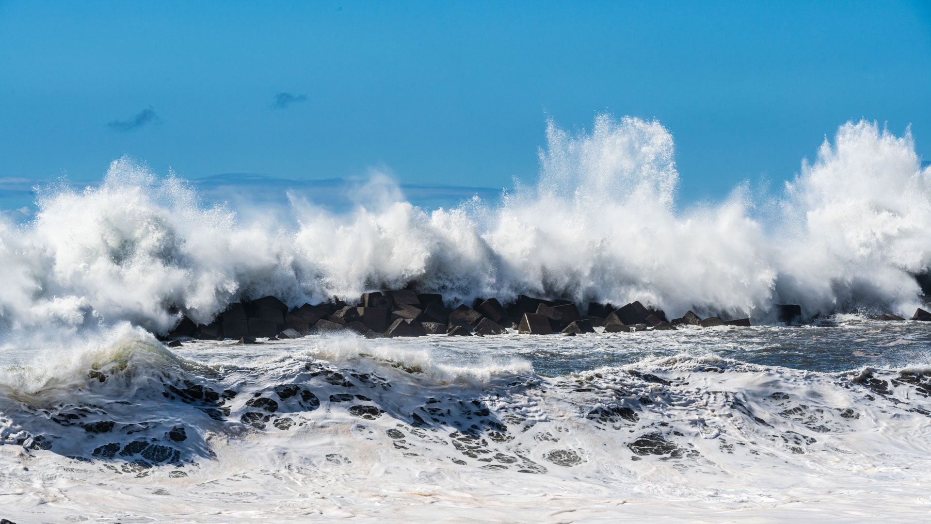 Welle über der Mauer