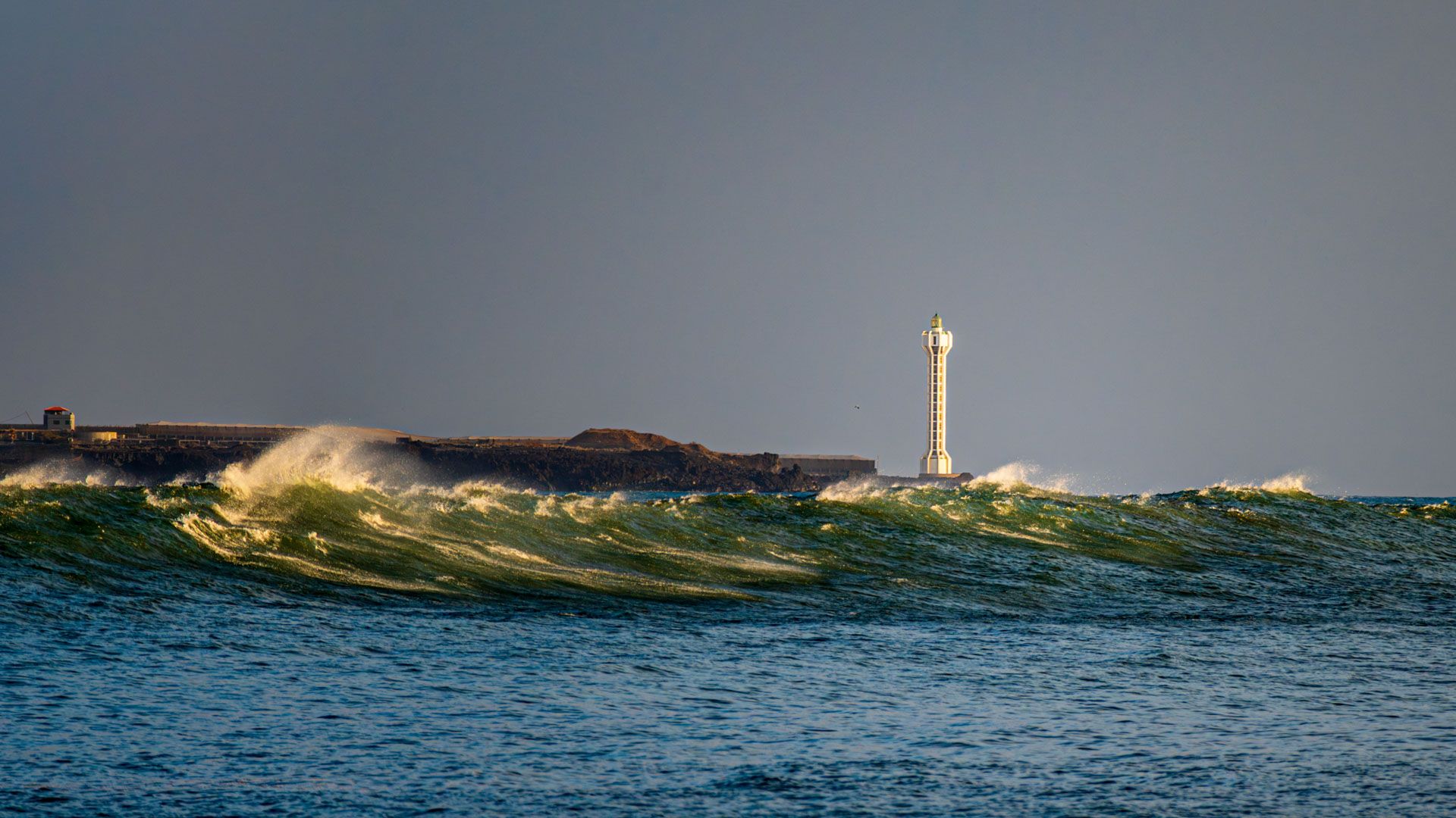 Morgens Welle am Leuchtturm
