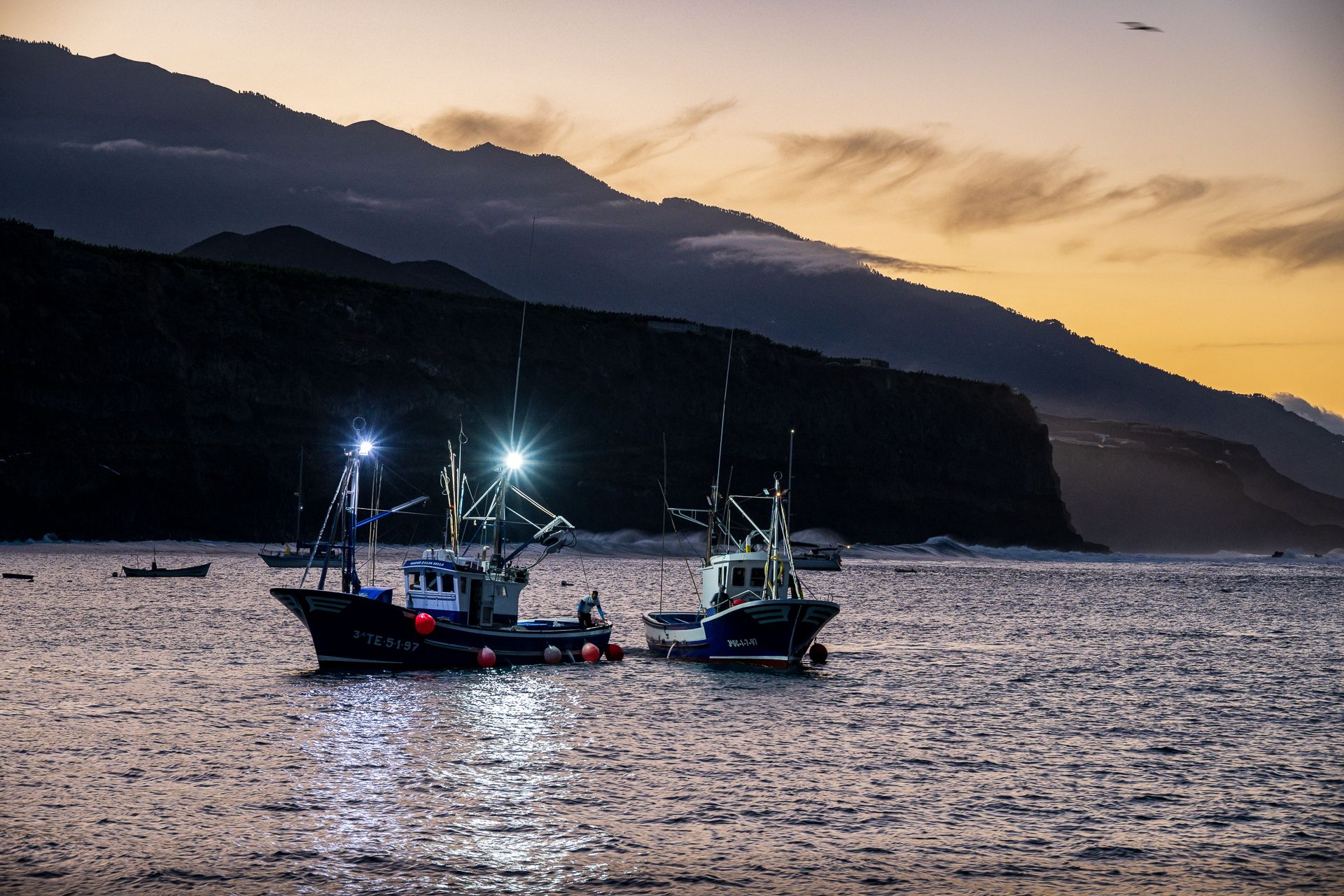 Fischerboot bei Sonnenaufgang