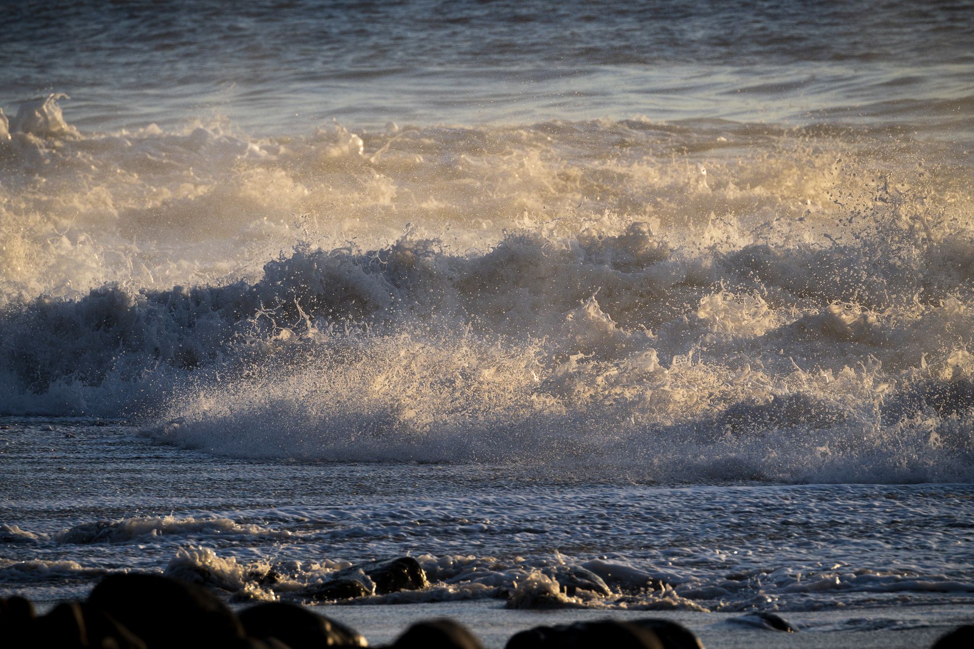 aufgehende Sonne auf der Gischt