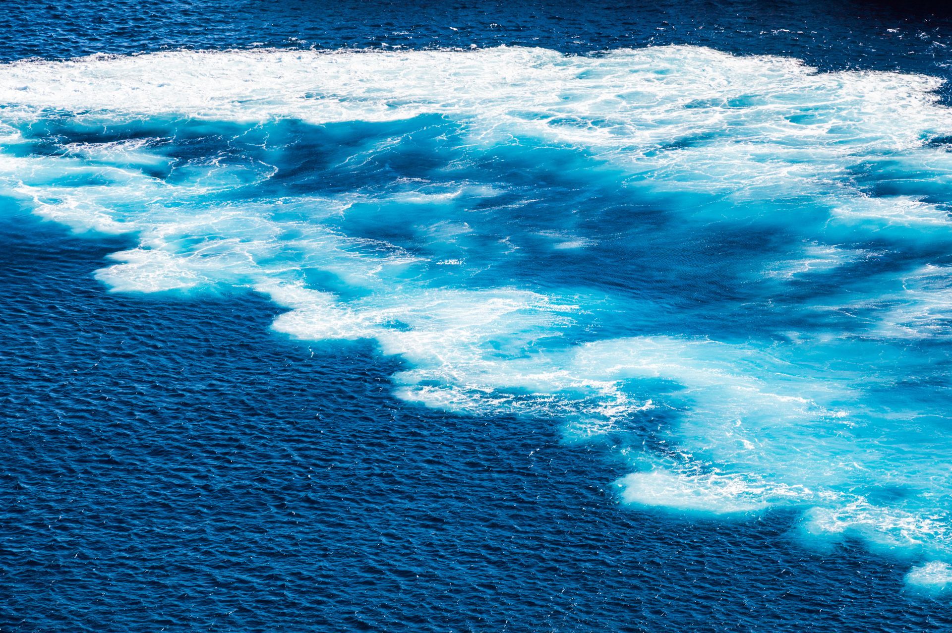 Das Wasser ist von einer Schiffschraube aufgewühlt