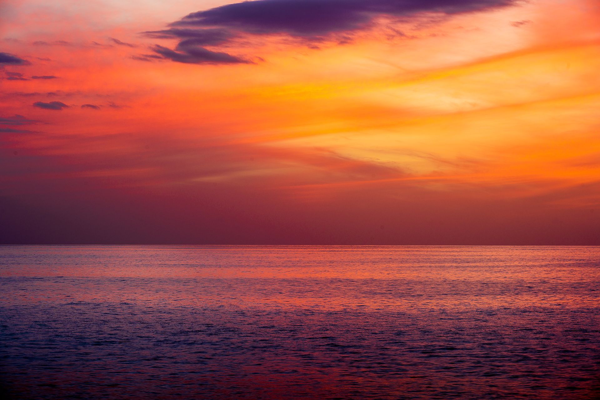 Der Sonnenuntergang färbt Himmel und Wasser