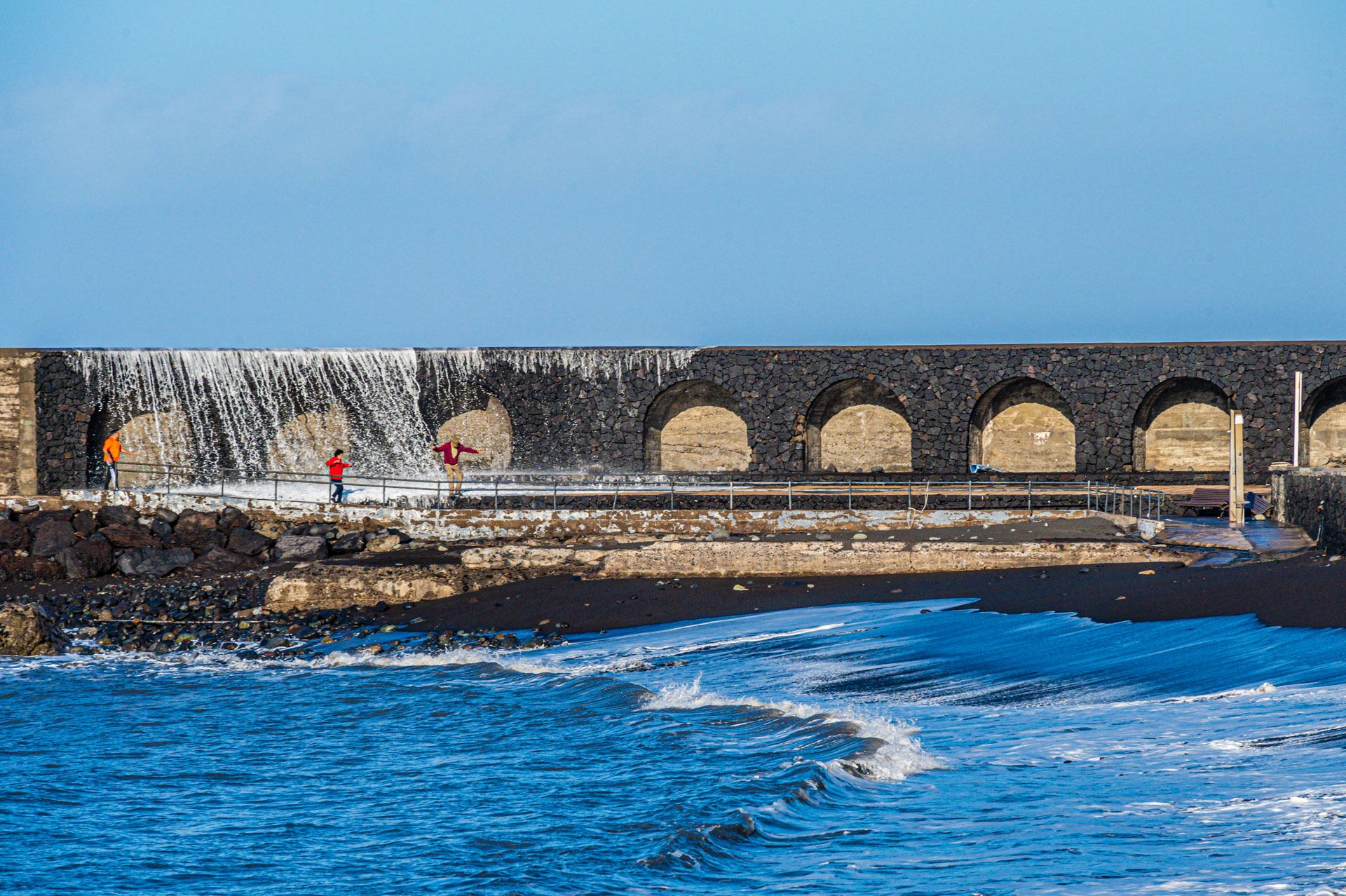 Wasser kommt über die Mauer