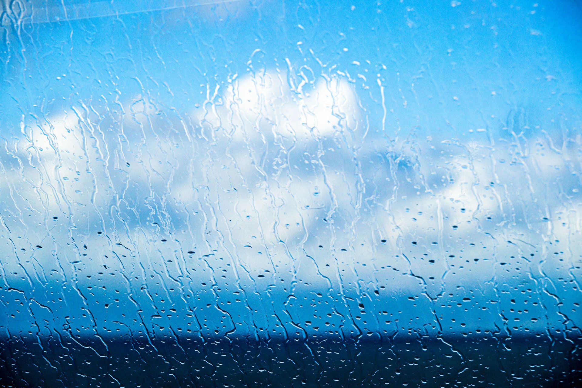 Regentropfen auf einer Scheibe