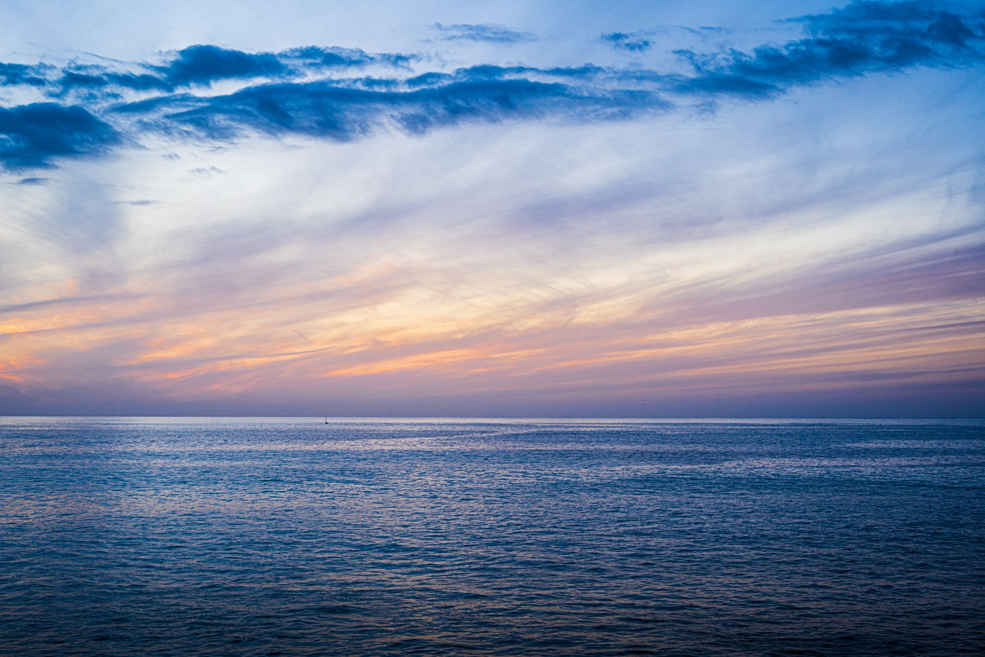 Rosa Wolken über dem Atlantik