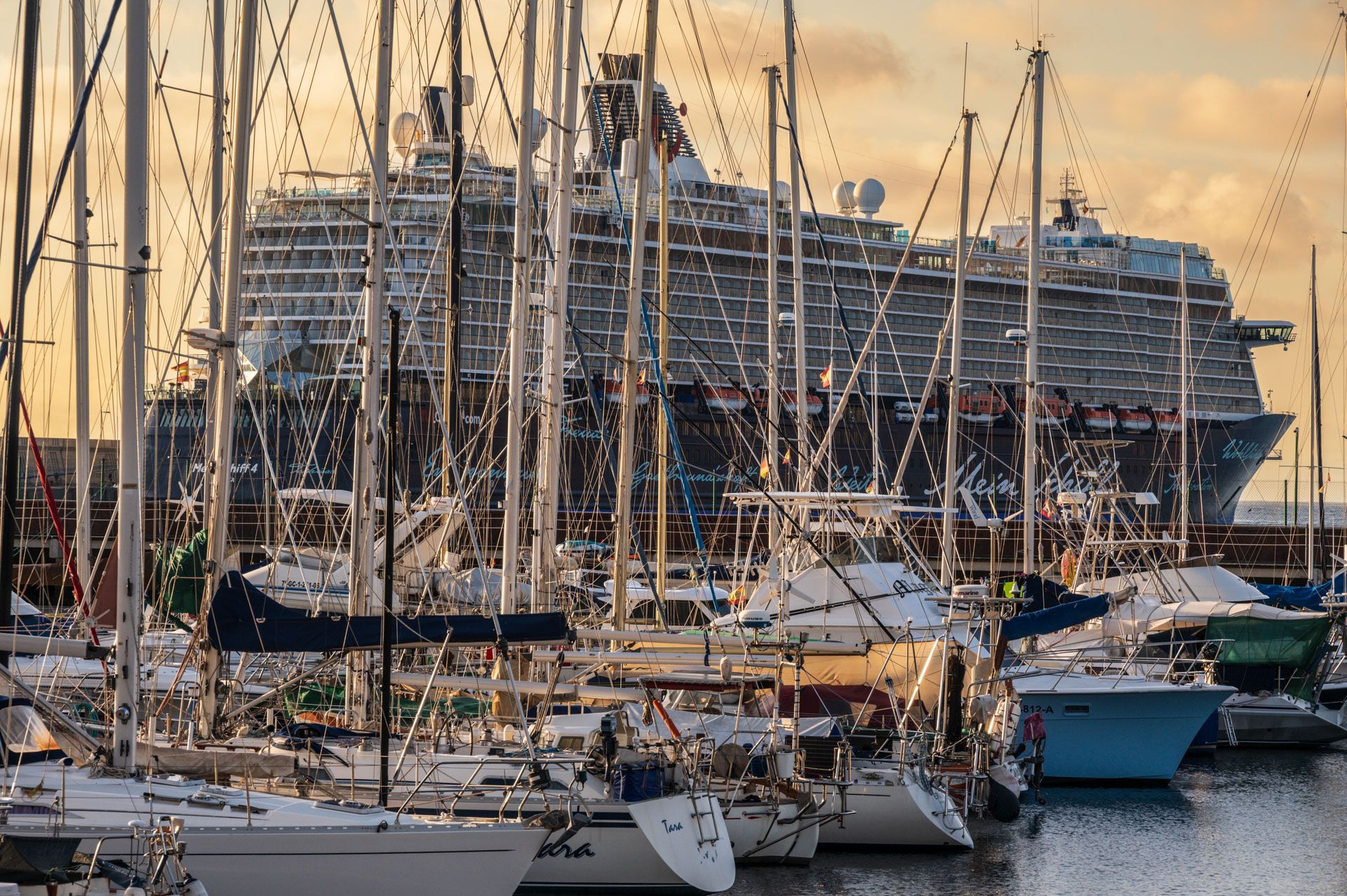 Marina mit Kreuzfahrtschiff