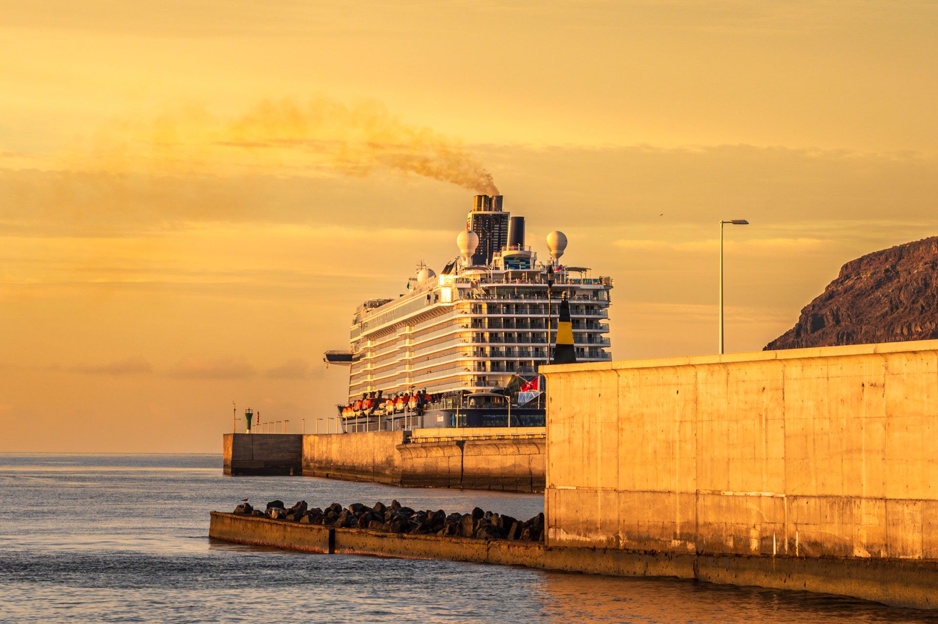 Kreuzfahrtschiff in San Sebastian auf La Gomera