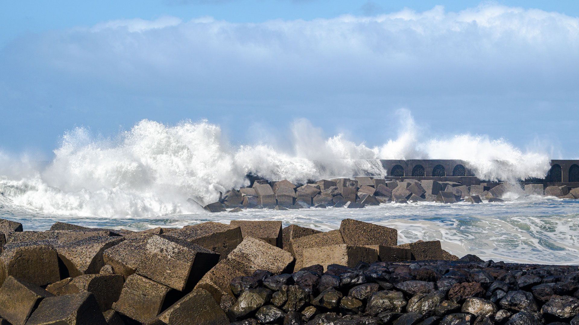Welle über der Mauer