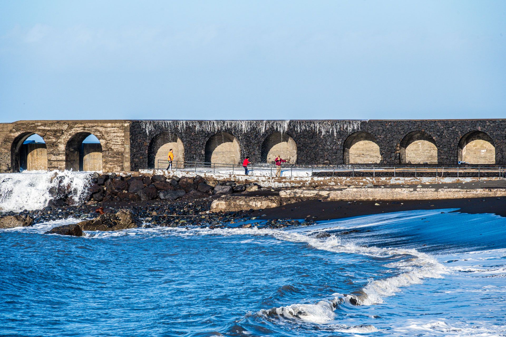 Wasser kommt über die Mauer
