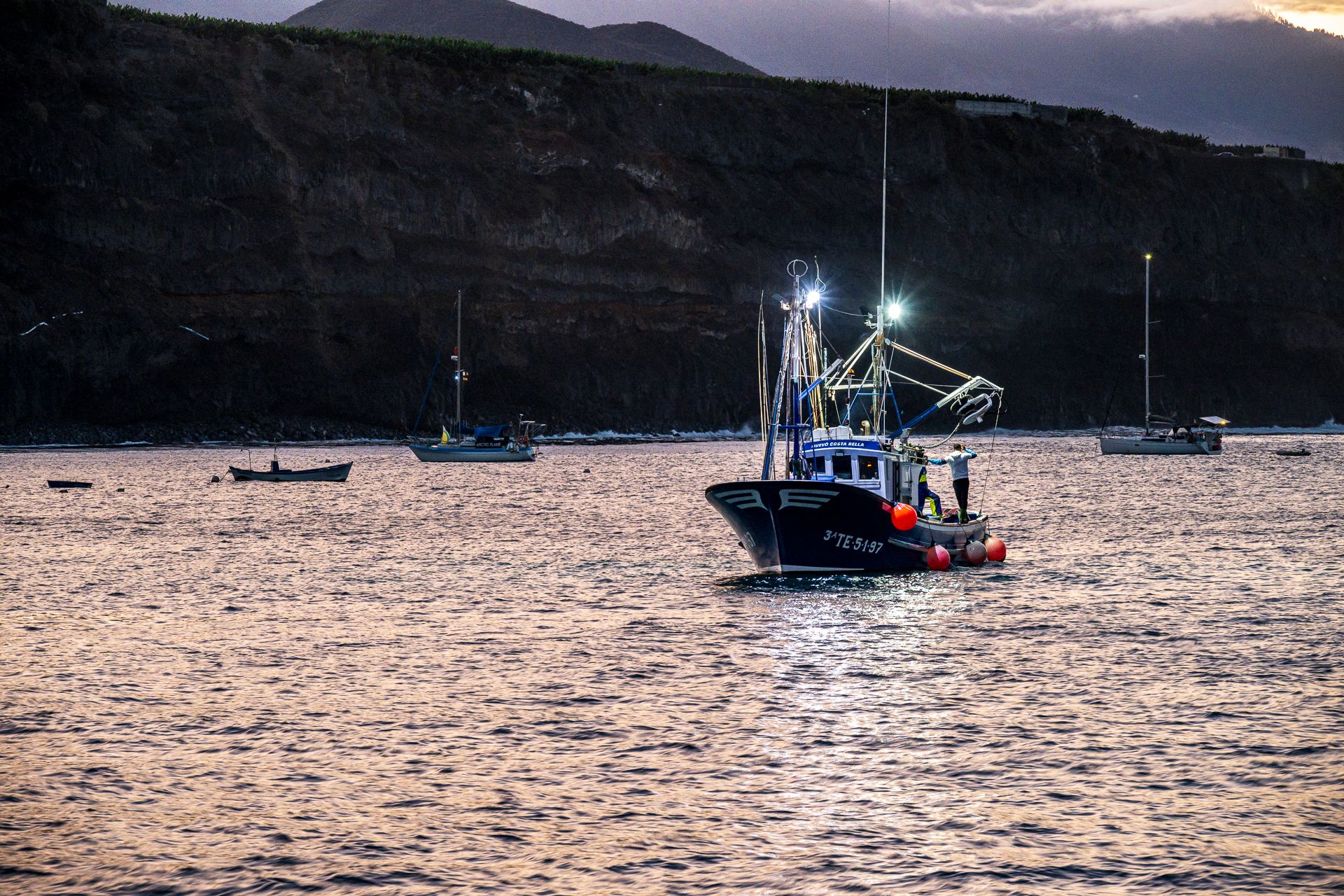 Fischerboot bei Sonnenaufgang