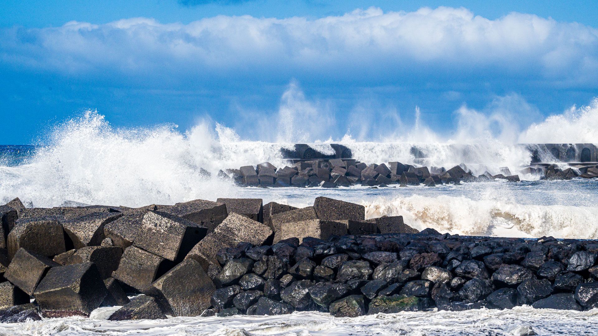 Welle über der Mauer