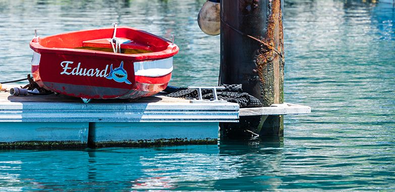 kleines Boot auf dem Steg