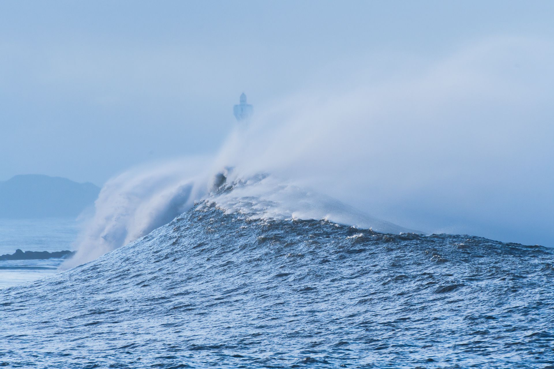 Morgens Welle am Leuchtturm
