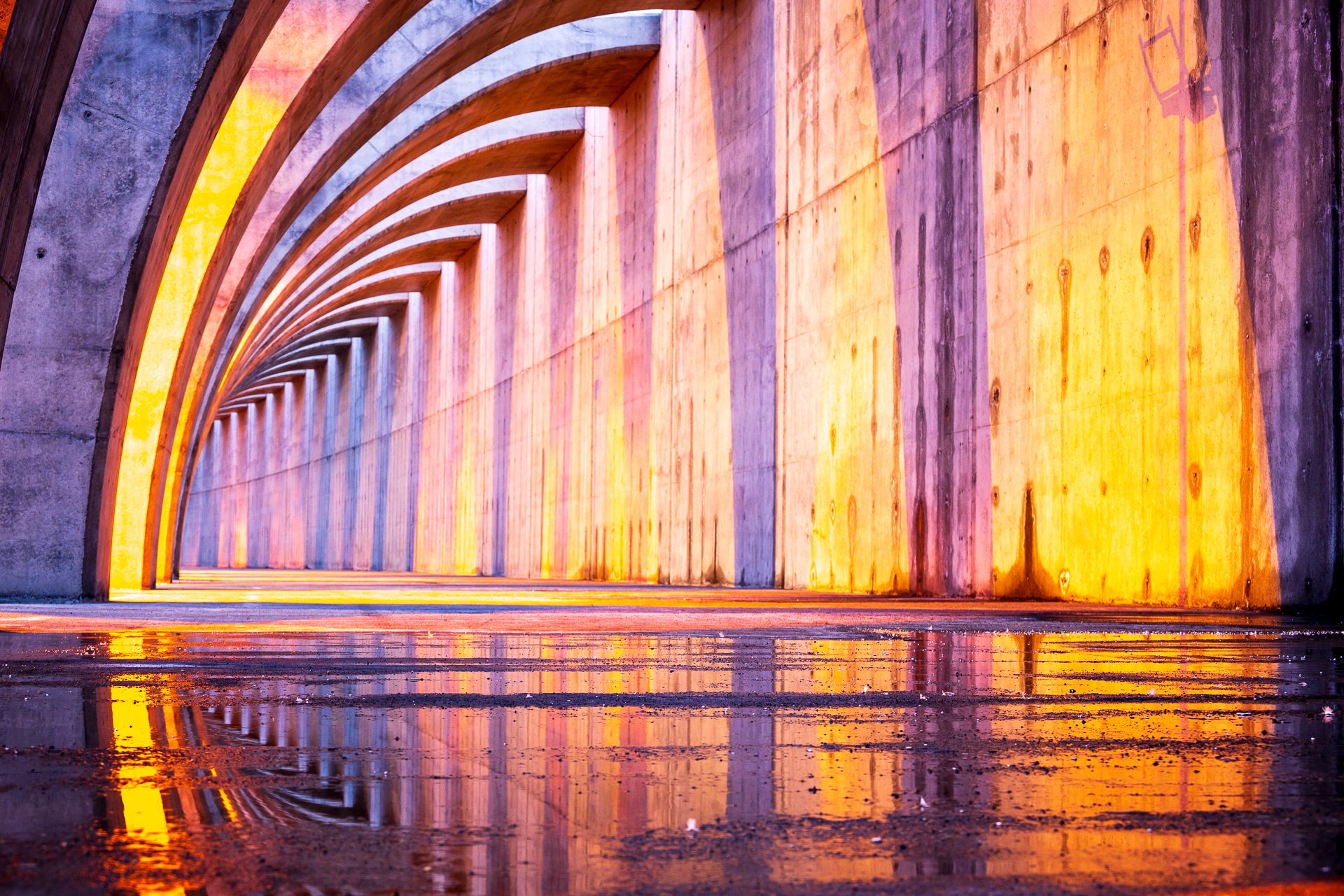 Die Hafenmauer spigelt sich im Wasser