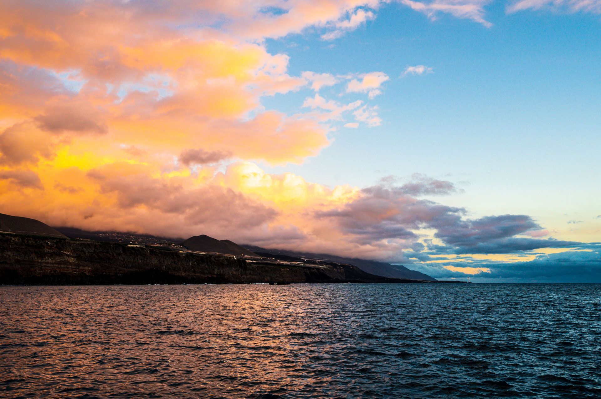 Hinter dem Berg geht die Sonne auf
