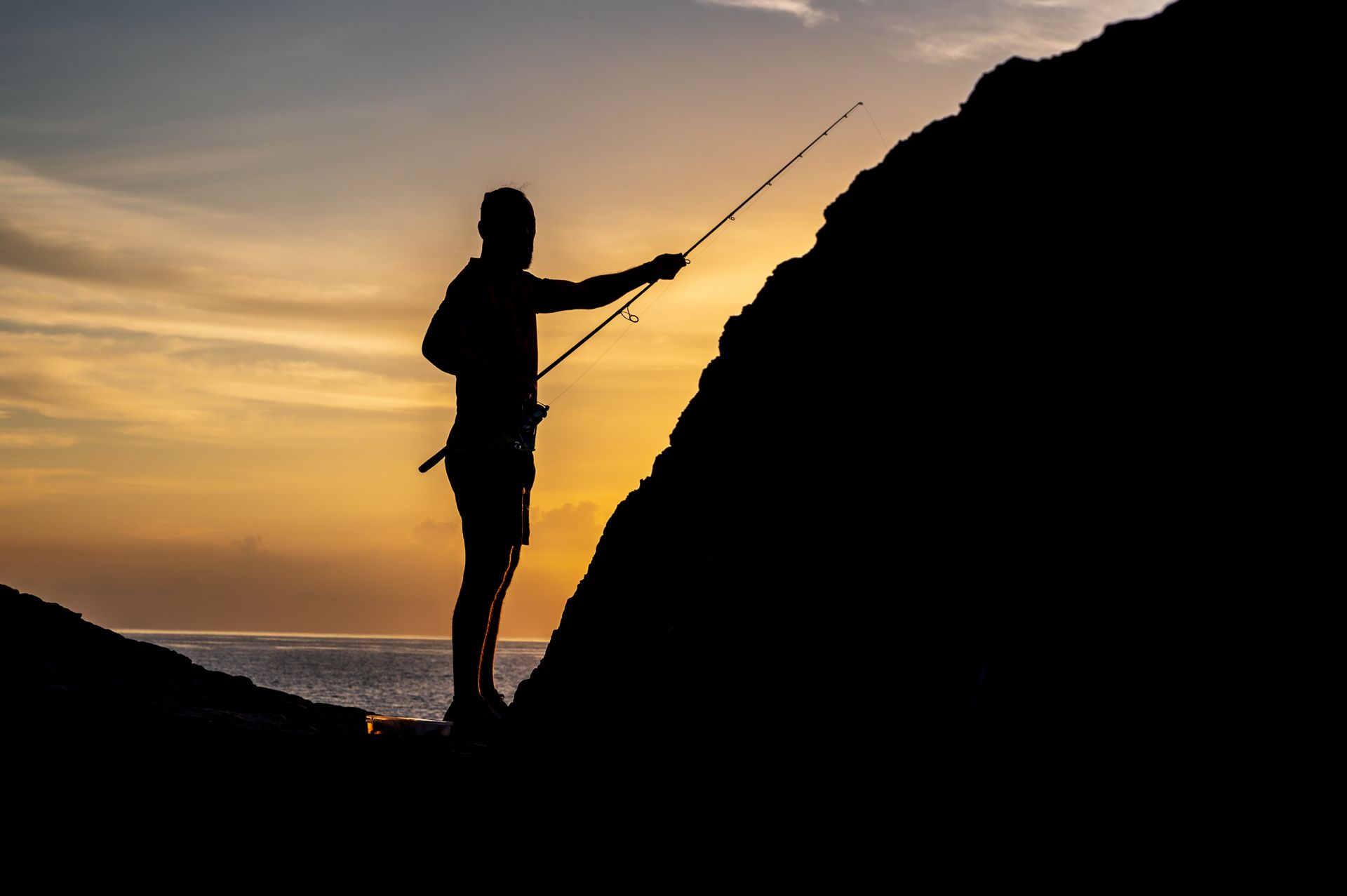 Angler bei Sonnenaufgang